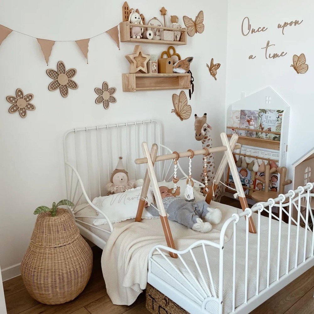Baby Gym біля ліжечка в дитячій кімнаті