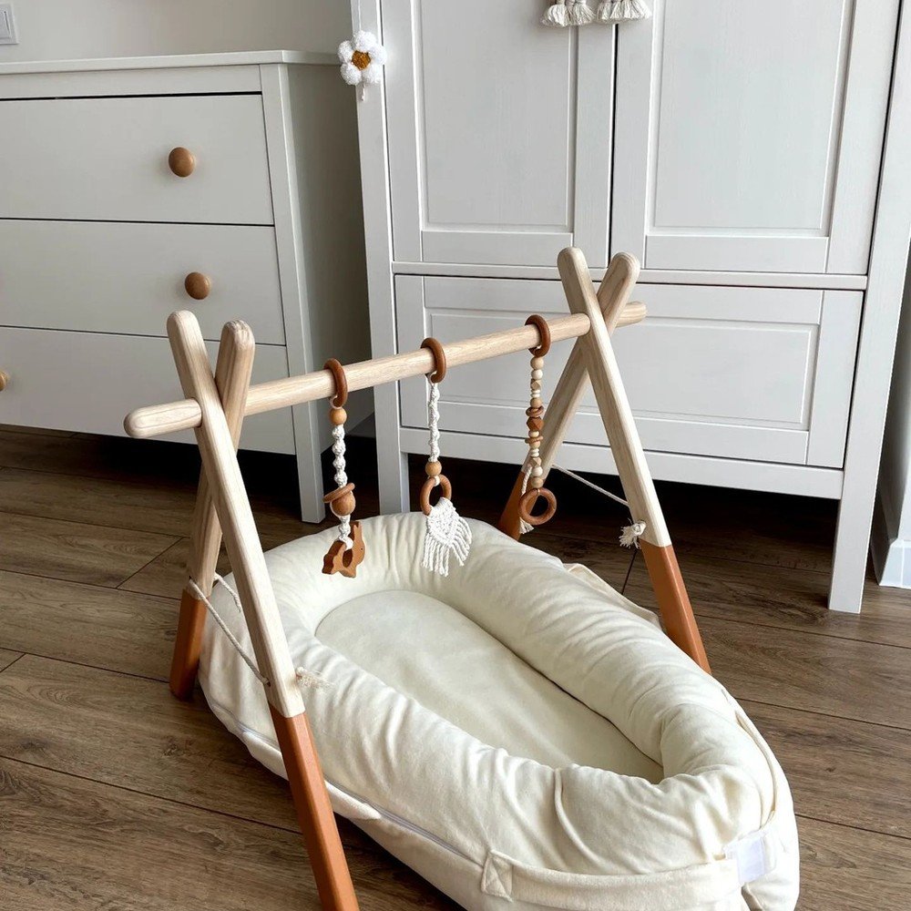 Дерев'яна дуга Baby Gym над коконом