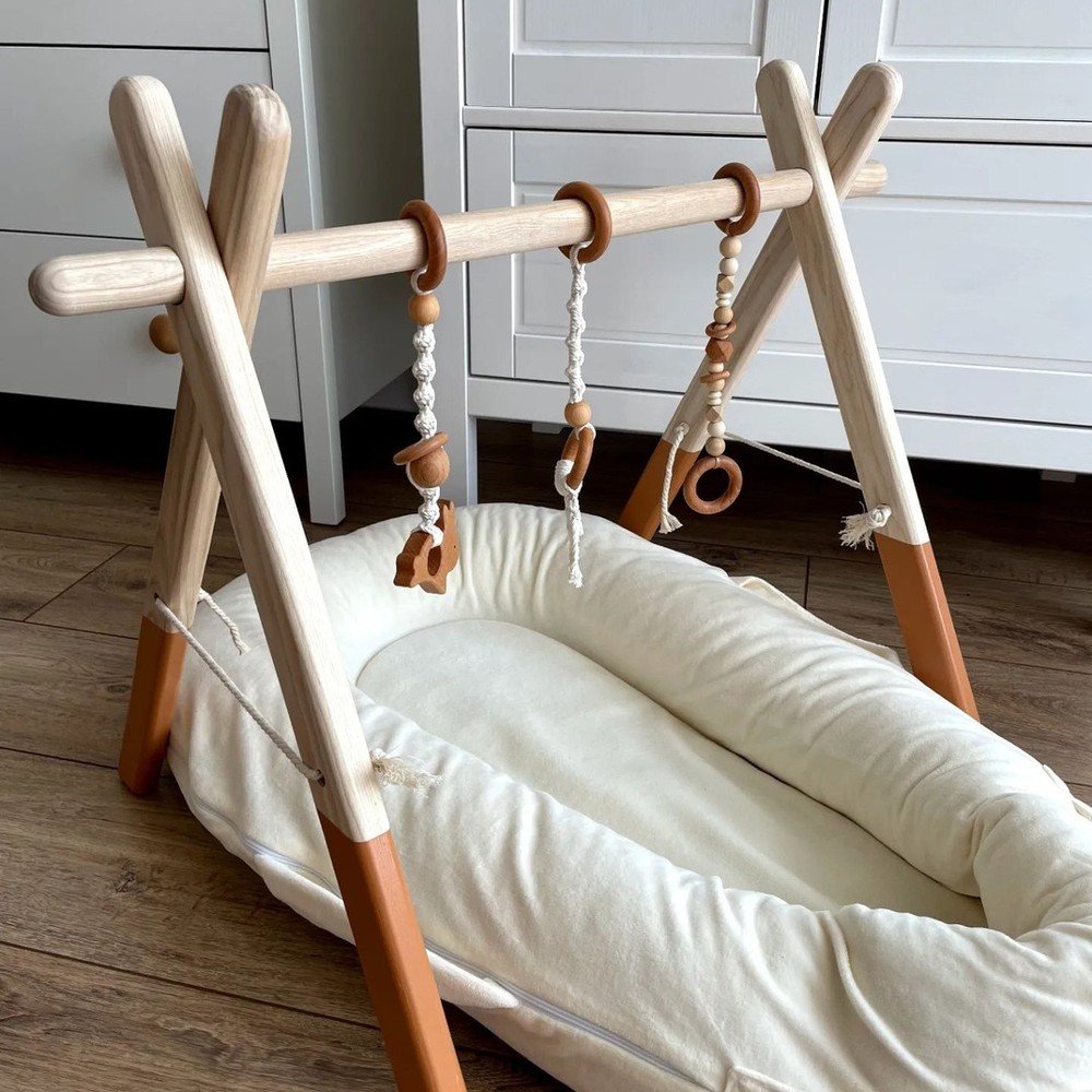 Дерев'яна дуга Baby Gym у дитячій кімнаті