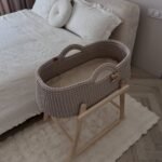 Колиска Comfort 80×40 біля дорослого ліжка
