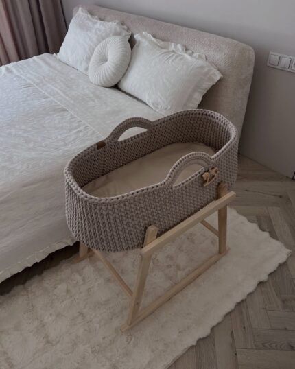 Колиска Comfort 80×40 біля дорослого ліжка